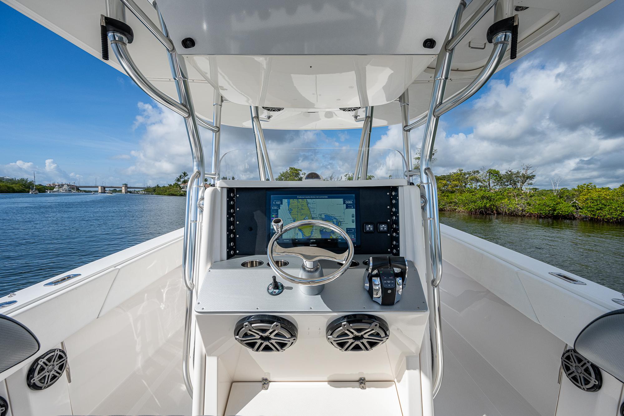 Used 2005 Venture 39 Open