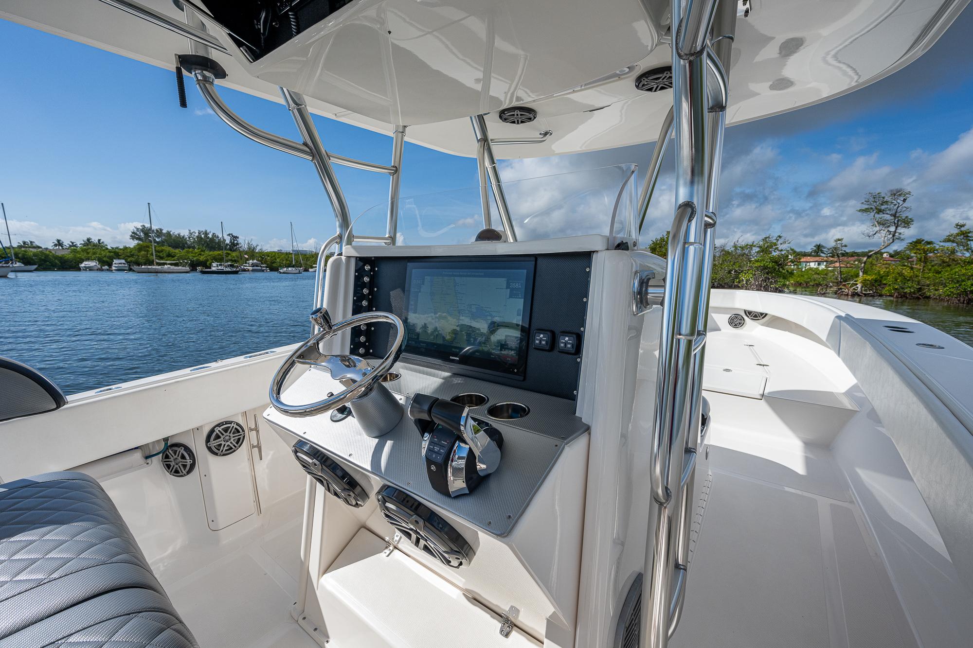 Used 2005 Venture 39 Open