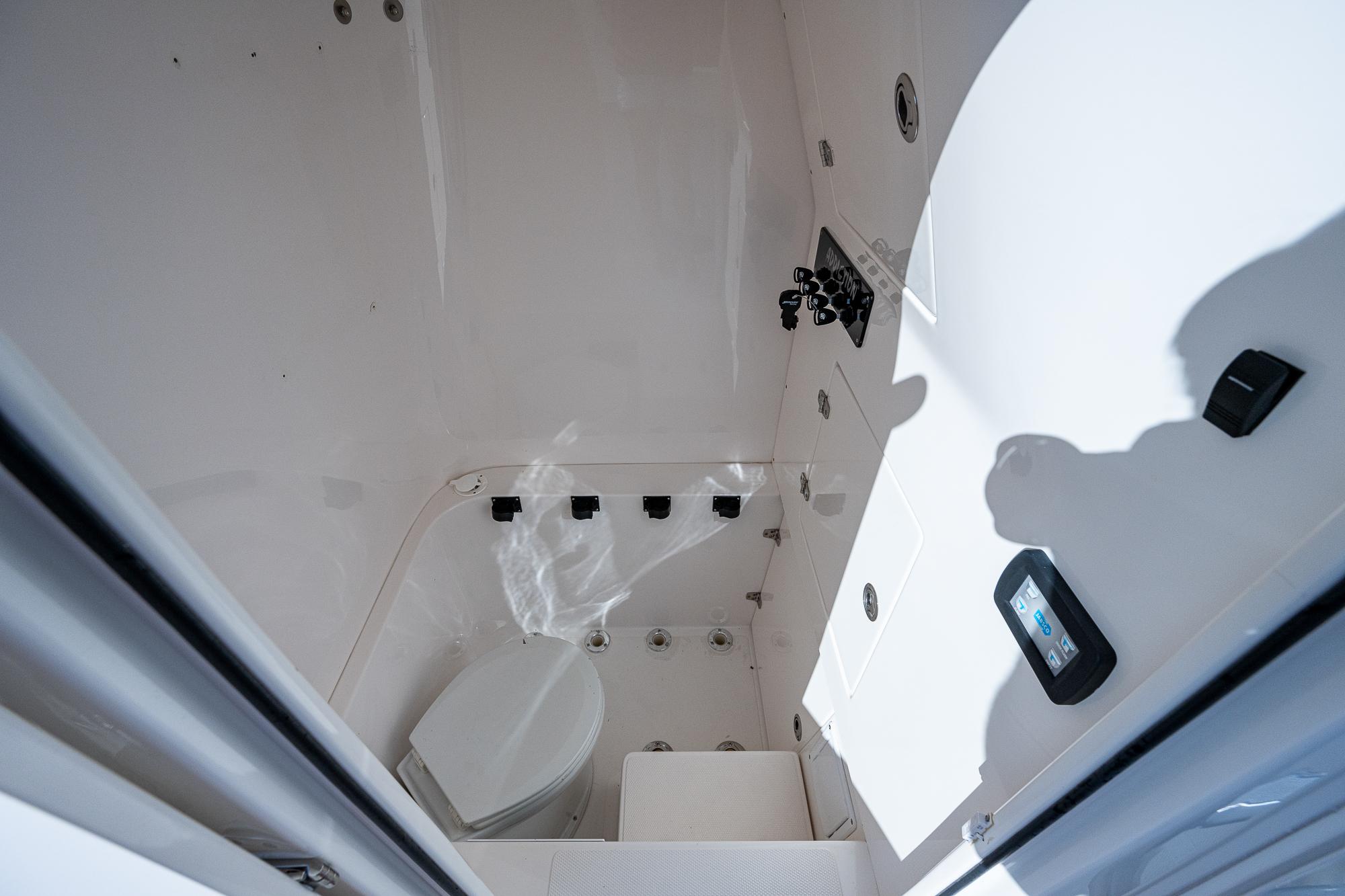 Used 2005 Venture 39 Open