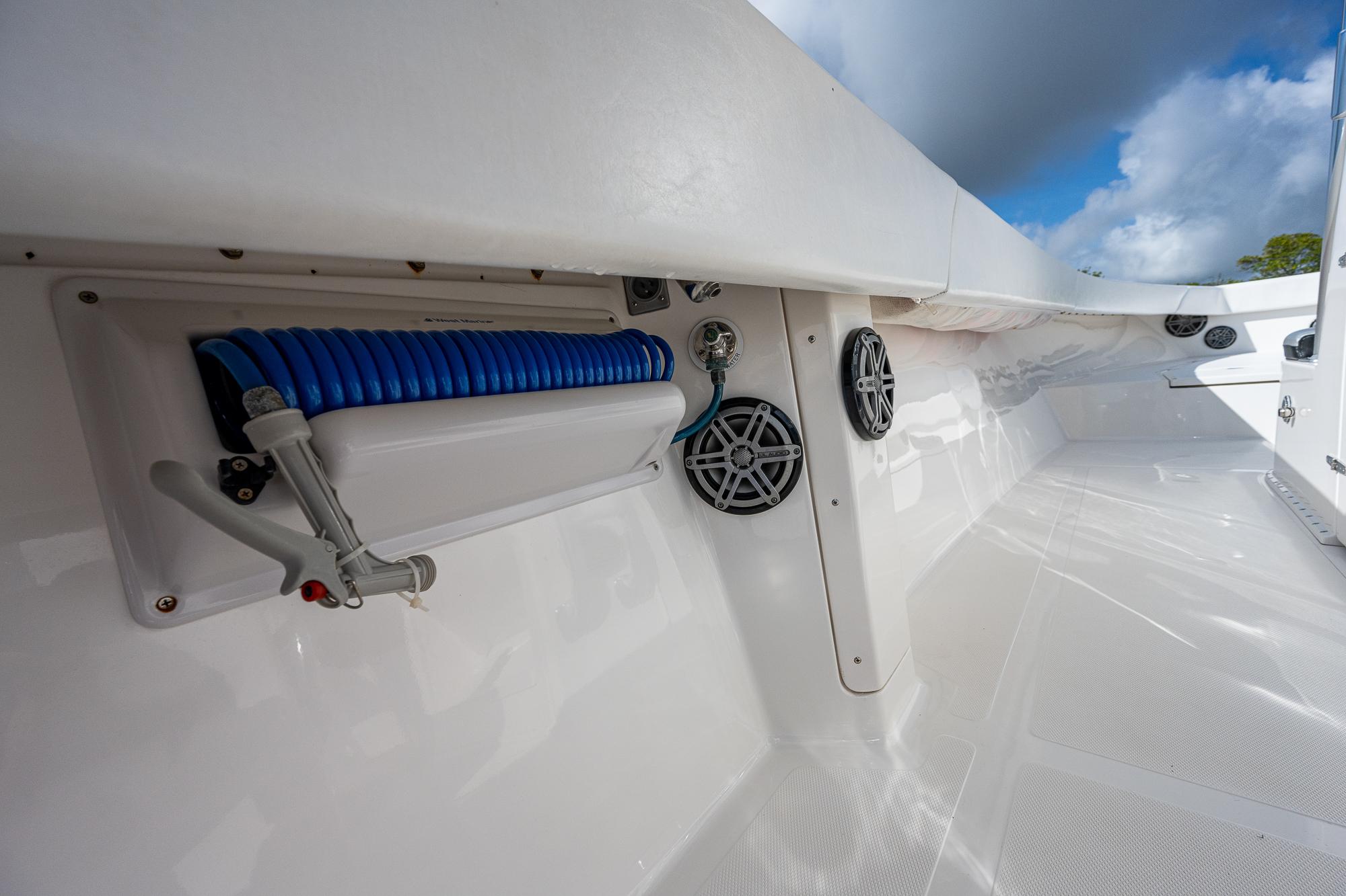 Used 2005 Venture 39 Open