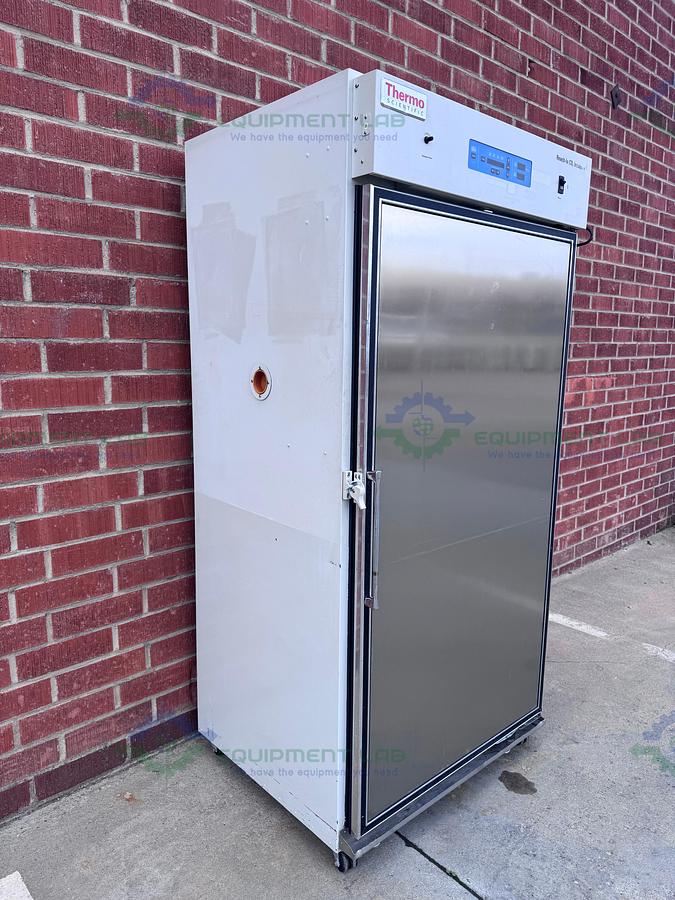 Used Thermo Scientific 3950  CO2 Incubator Temp Range  29 CuFT, 60C°, 120V