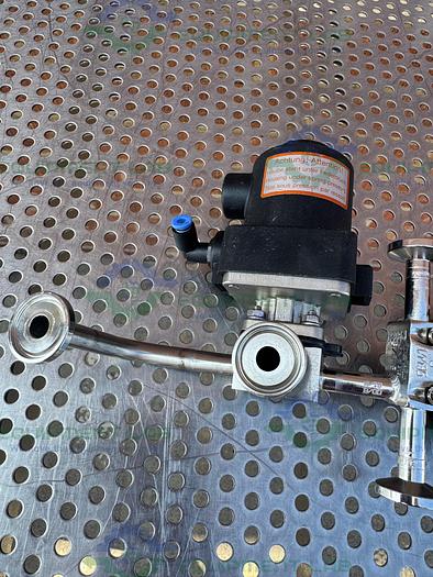 Used 2 Gemu CO26690 4-way Diaphragm Valve w/ 1/2" Sanitary Fitting