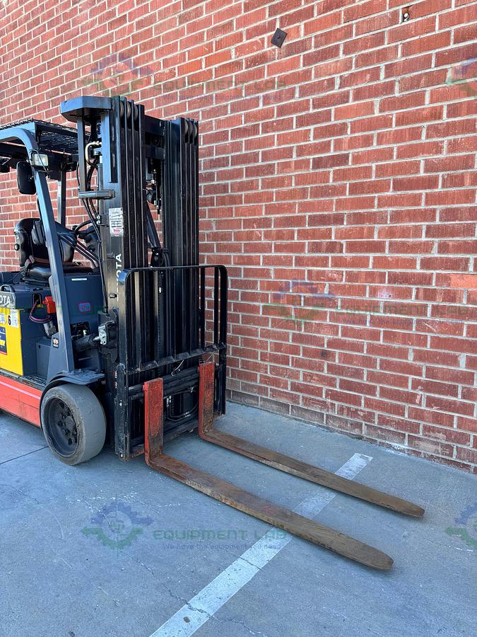 Used Toyota 8FBCU25 Electric Forklift 5000 lbs Capacity 4 Stage Mast w/ Charger