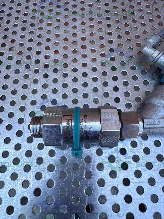 Used Gemu 540/15/D59405-1 Pneumatic Valve Actuator w/ Parker 8Z(A)-F8L-250-SS Valve