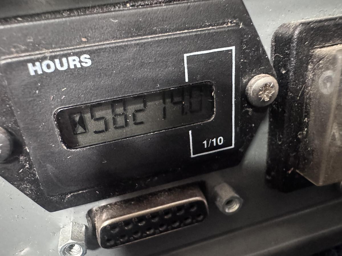  for parts or not working Boc Edwards XDS 100B Dry Scroll Vacuum Pump 100-240V