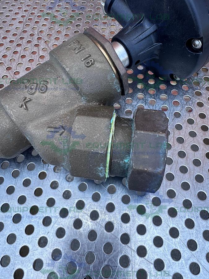 Used Gemu  554/32 Pneumatic Angle Seat Globe Valve w/ 1 1/4" to 1 1/2 Threaded Fitting