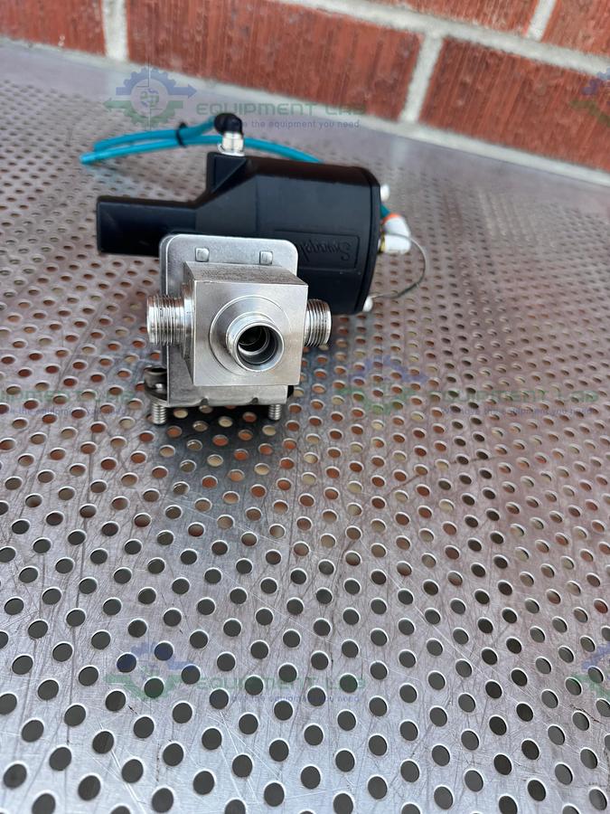 Used Whitey/Swagelok 153 DA Pneumatic Double Acting Actuator 200 PSI w/ SS45XS8 Valve