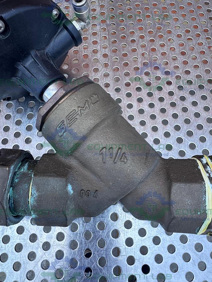 Used Gemu  554/32 Pneumatic Angle Seat Globe Valve w/ 1 1/4" to 1 1/2 Threaded Fitting