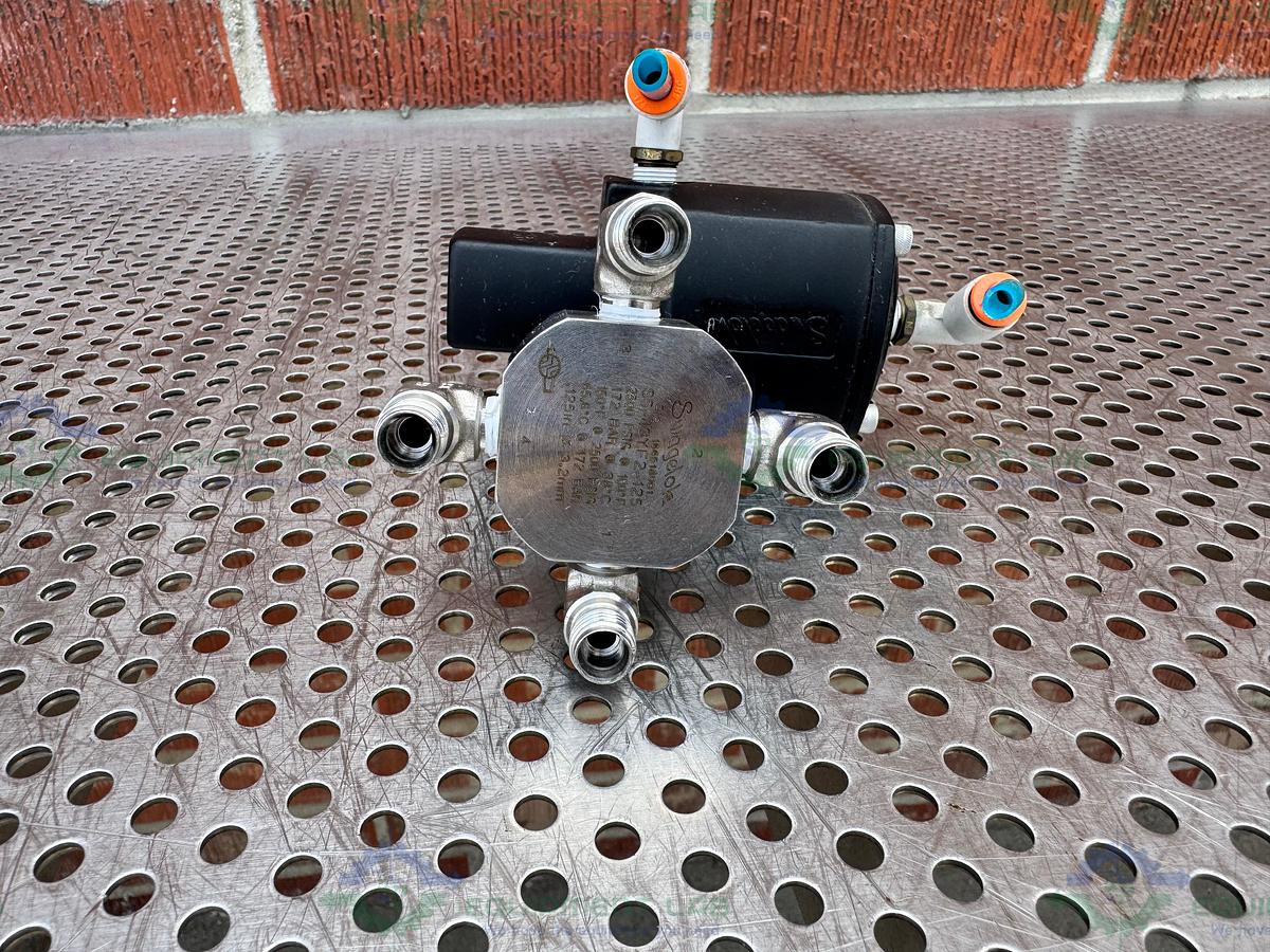 Used Whitey/Swagelok 131 DA Pneumatic Double Acting Actuator w/ SS-43YF2-125 Valve