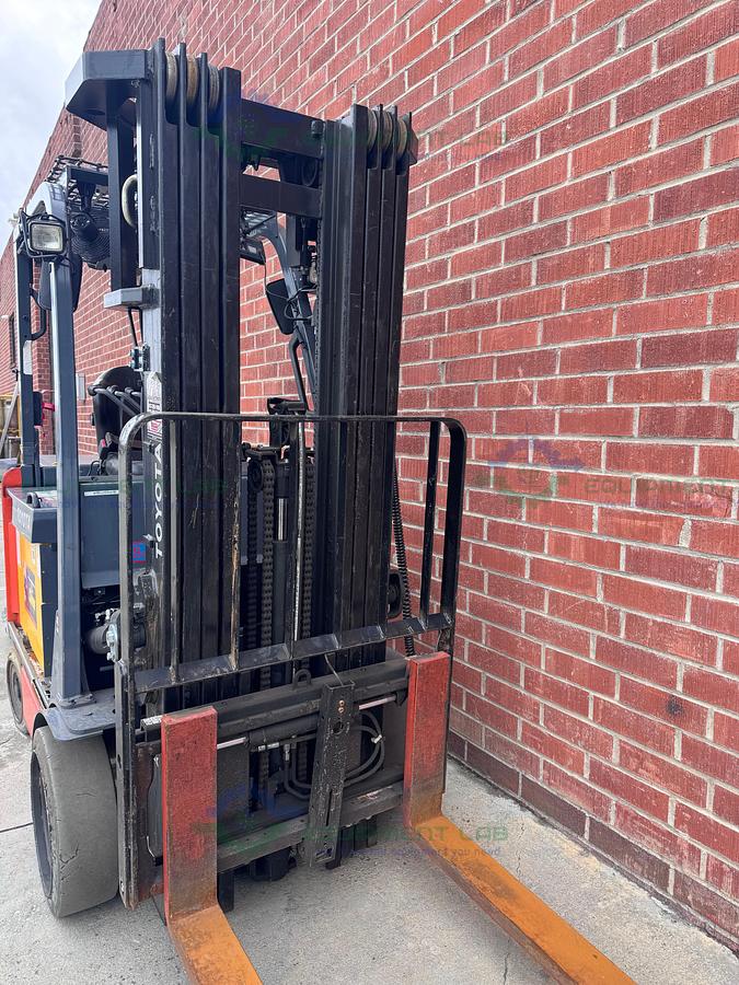 Used Toyota 8FBCU25 Electric Forklift 5000 lbs Capacity 4 Stage Mast w/ Charger