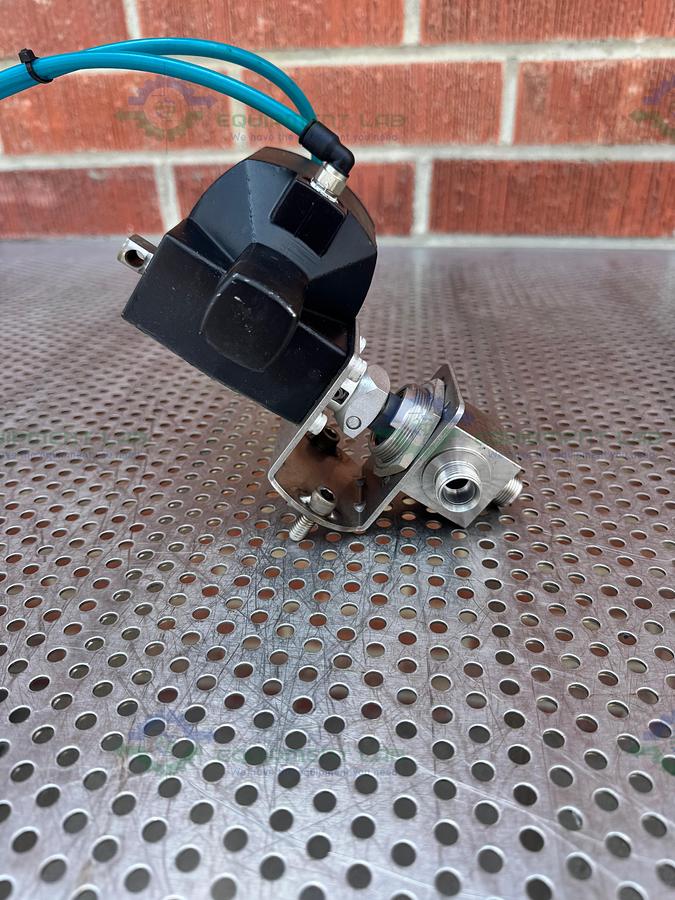 Used Whitey/Swagelok 153 DA Pneumatic Double Acting Actuator 200 PSI w/ SS45XS8 Valve