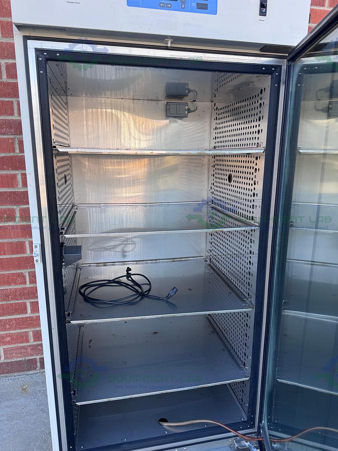 Used Thermo Scientific 3950 CO2 Incubator Temp Range 29 CuFT, 60C°, 120V