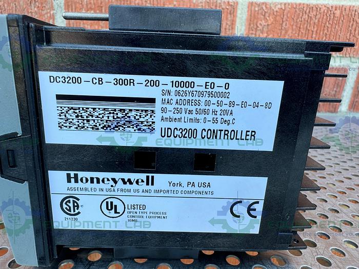 Used Honeywell DC3200-CB-300R-200-10000-E0-0 Controller 90-250 VAC