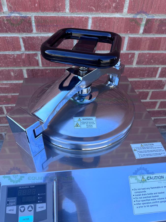 Used Yamato SM501 Standard Laboratory Use Autoclave / Sterilizer with Dryer 47L, 115V