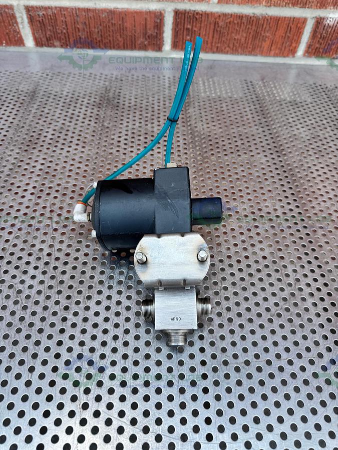Used Whitey/Swagelok 153 DA Pneumatic Double Acting Actuator 200 PSI w/ SS45XS8 Valve