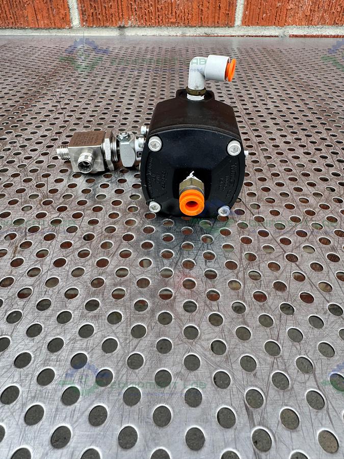 Used Whitey/Swagelok 151 DA Pneumatic Double Acting Actuator 200 PSI w/ SS43XS4 Valve