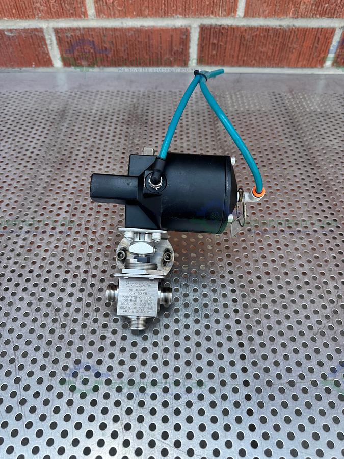 Used Whitey/Swagelok 153 DA Pneumatic Double Acting Actuator 200 PSI w/ SS45XS8 Valve