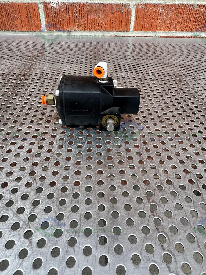 Used Whitey/Swagelok 151 DA Pneumatic Double Acting Actuator 200 PSI w/ SS43XS4 Valve