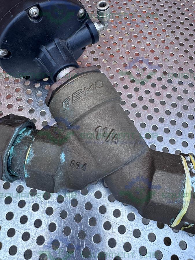 Used Gemu  554/32 Pneumatic Angle Seat Globe Valve w/ 1 1/4" to 1 1/2 Threaded Fitting