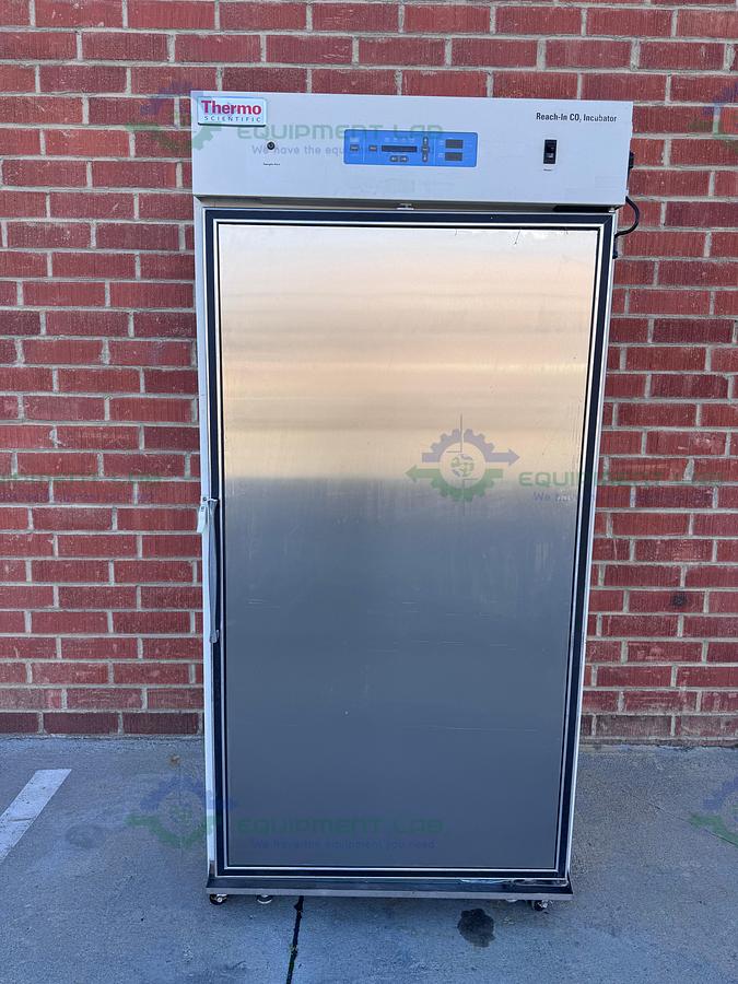 Used Thermo Scientific 3950 CO2 Incubator Temp Range 29 CuFT, 60C°, 120V
