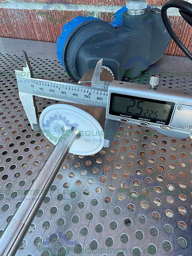 Used Magnetrol 705-5100-110/7EF-E4PN-024  Level Transmitter w/ 2.5" Fitting