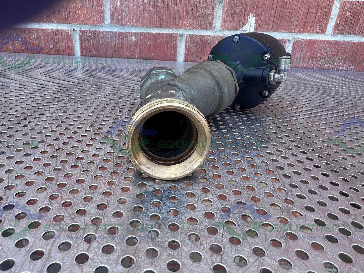 Used Gemu  554/32 Pneumatic Angle Seat Globe Valve w/ 1 1/4" to 1 1/2 Threaded Fitting