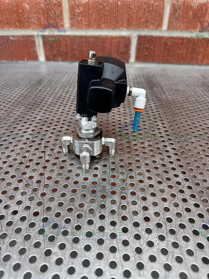 Used Whitey/Swagelok 131 DA Pneumatic Double Acting Actuator w/ SS-43YF2-125 Valve