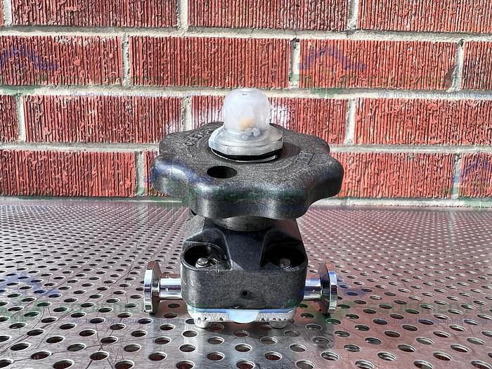 Used ITT Pure Flo  .5-316-RA15MAX-CWP150 Diaphragm Valve w/ 1/2" Sanitary Fitting