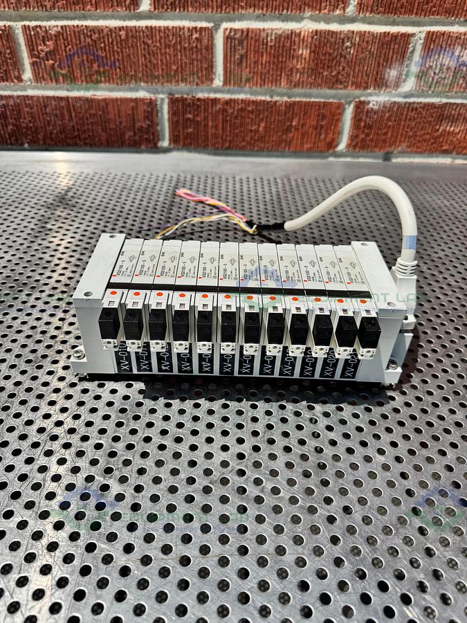 Used Lot of 12 - SMC VQ2100-5 Solenoid Valve Manifold 0.1-0.7 MPa