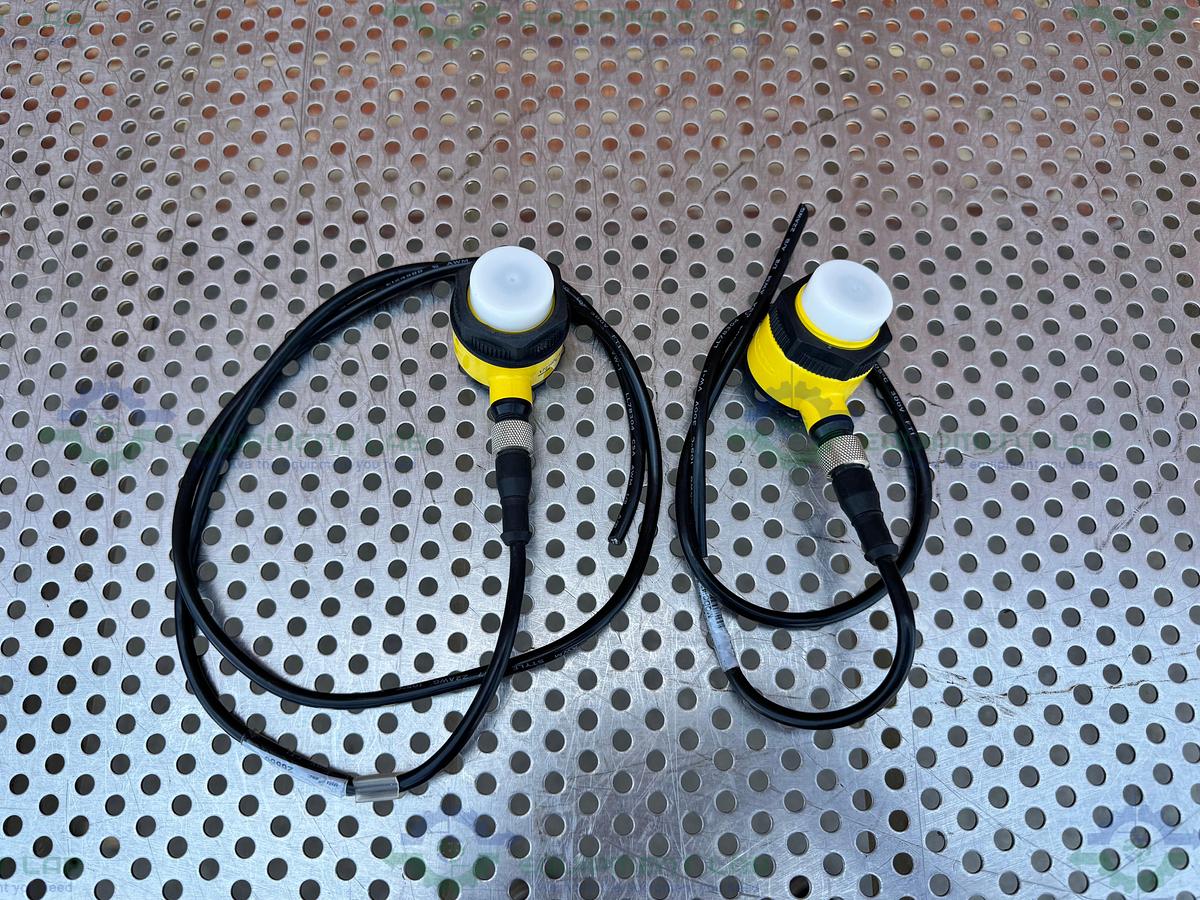 Used Lot of 2 - Banner T30GRYPQ Panel Mount Indicator Green Red Yellow LED 10-30 VDC