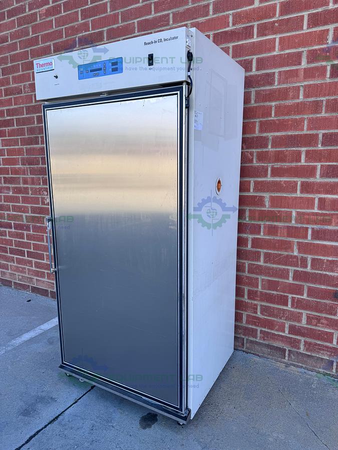 Used Thermo Scientific 3950 CO2 Incubator Temp Range 29 CuFT, 60C°, 120V