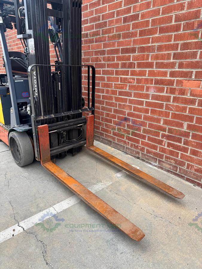 Used Toyota 8FBCU25 Electric Forklift  5000 lbs Capacity 4 Stage Mast w/ Charger