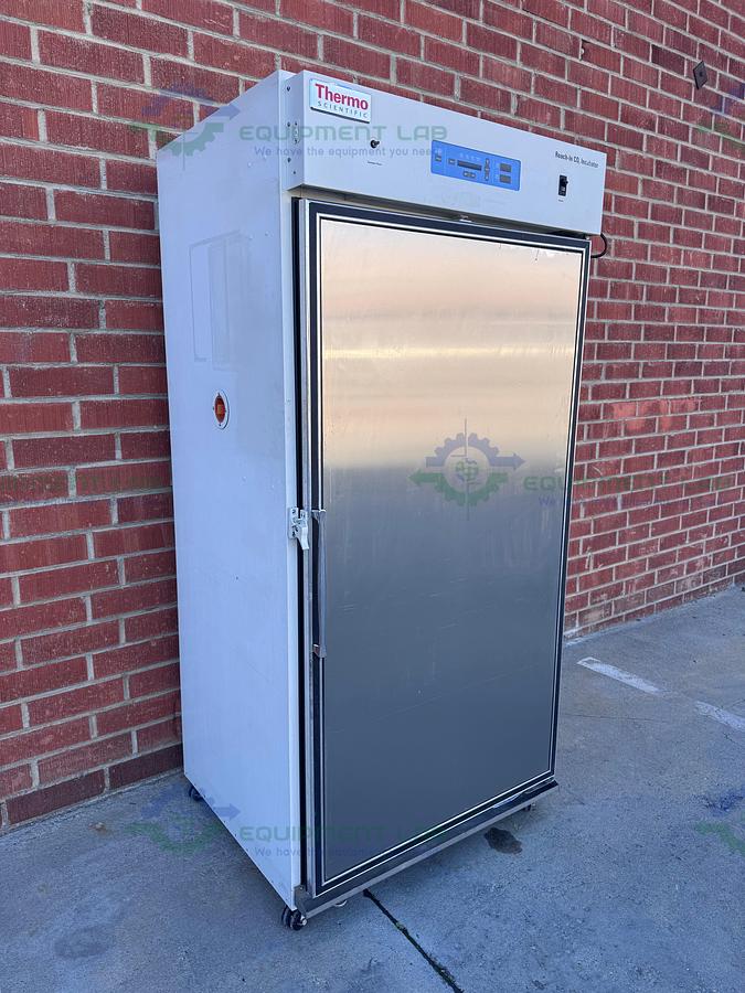 Used Thermo Scientific 3950 CO2 Incubator Temp Range 29 CuFT, 60C°, 120V