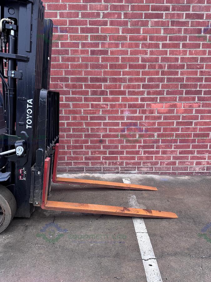 Used Toyota 8FBCU25 Electric Forklift 5000 lbs Capacity 4 Stage Mast w/ Charger