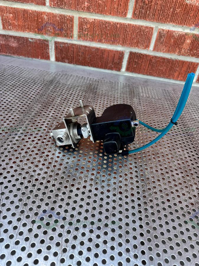 Used Whitey/Swagelok 153 DA Pneumatic Double Acting Actuator 200 PSI w/ SS45XS8 Valve