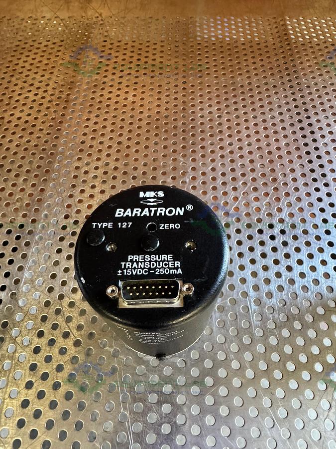 Used MKS Baratron 127AAX-14127  Pressure Transducer 1000 mbar, 15 VDC w/ KF40 Fitting