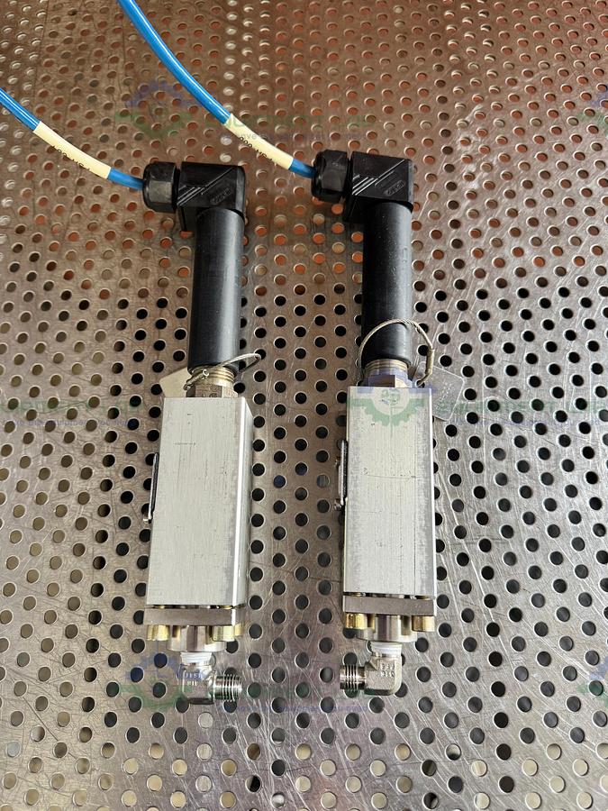 Used Lot of 2 - ITT Neo-Dyn 132P54C6 Adjustable Pressure Switch 375 to 725 PSIG