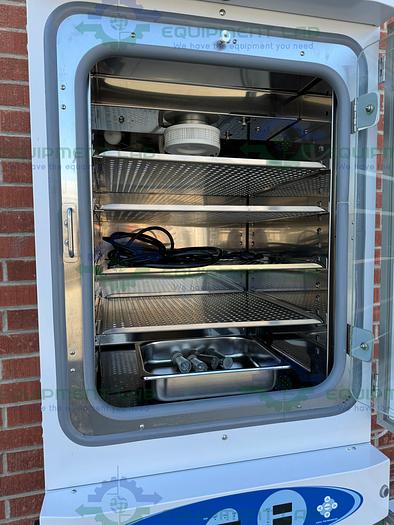 Used VWR  VWR51014992 Dual Stacked Air Jacketed CO2 Incubator 115V, 50°C, 6.5 Cu. Ft