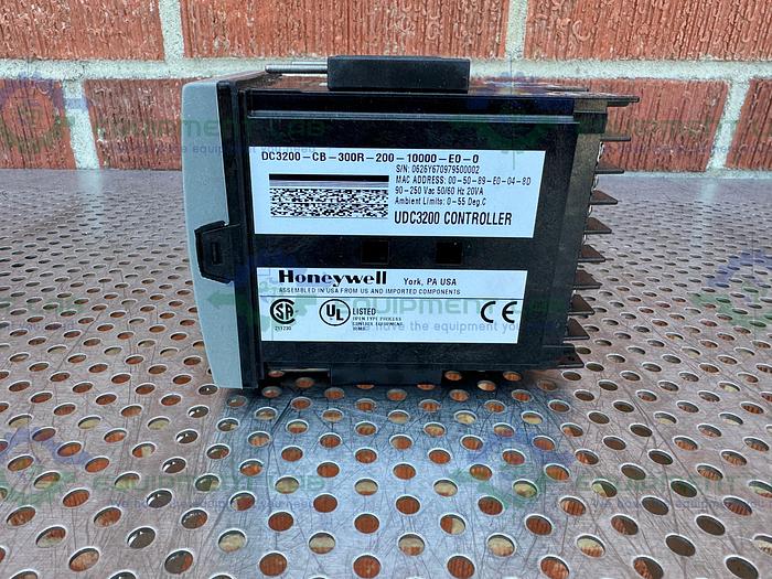 Used Honeywell DC3200-CB-300R-200-10000-E0-0 Controller 90-250 VAC