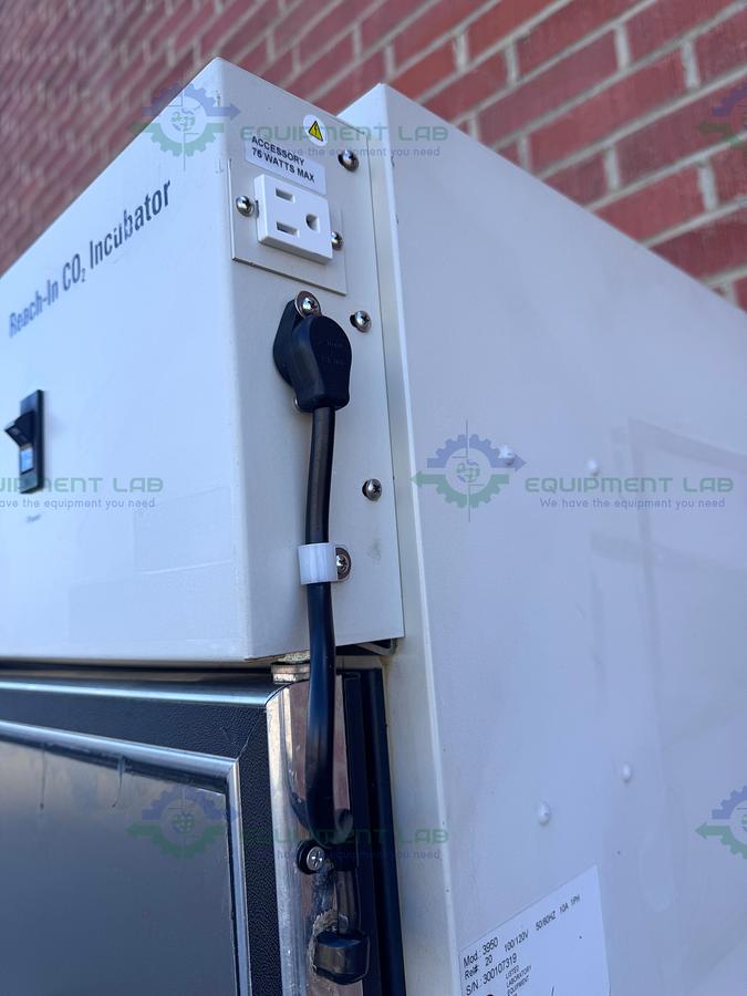 Used Thermo Scientific 3950 CO2 Incubator Temp Range 29 CuFT, 60C°, 120V