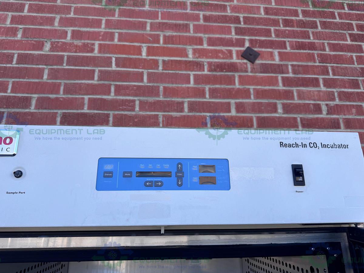 Used Thermo Scientific 3950 CO2 Incubator Temp Range 29 CuFT, 60C°, 120V