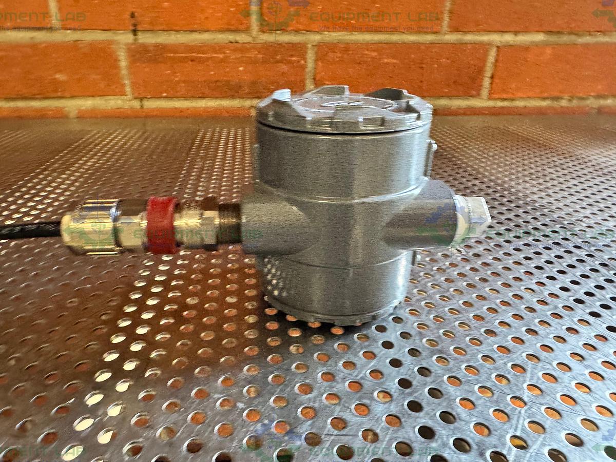 Used Dwyer TTE-104-W Temperature Transmitter 10-35 VDC