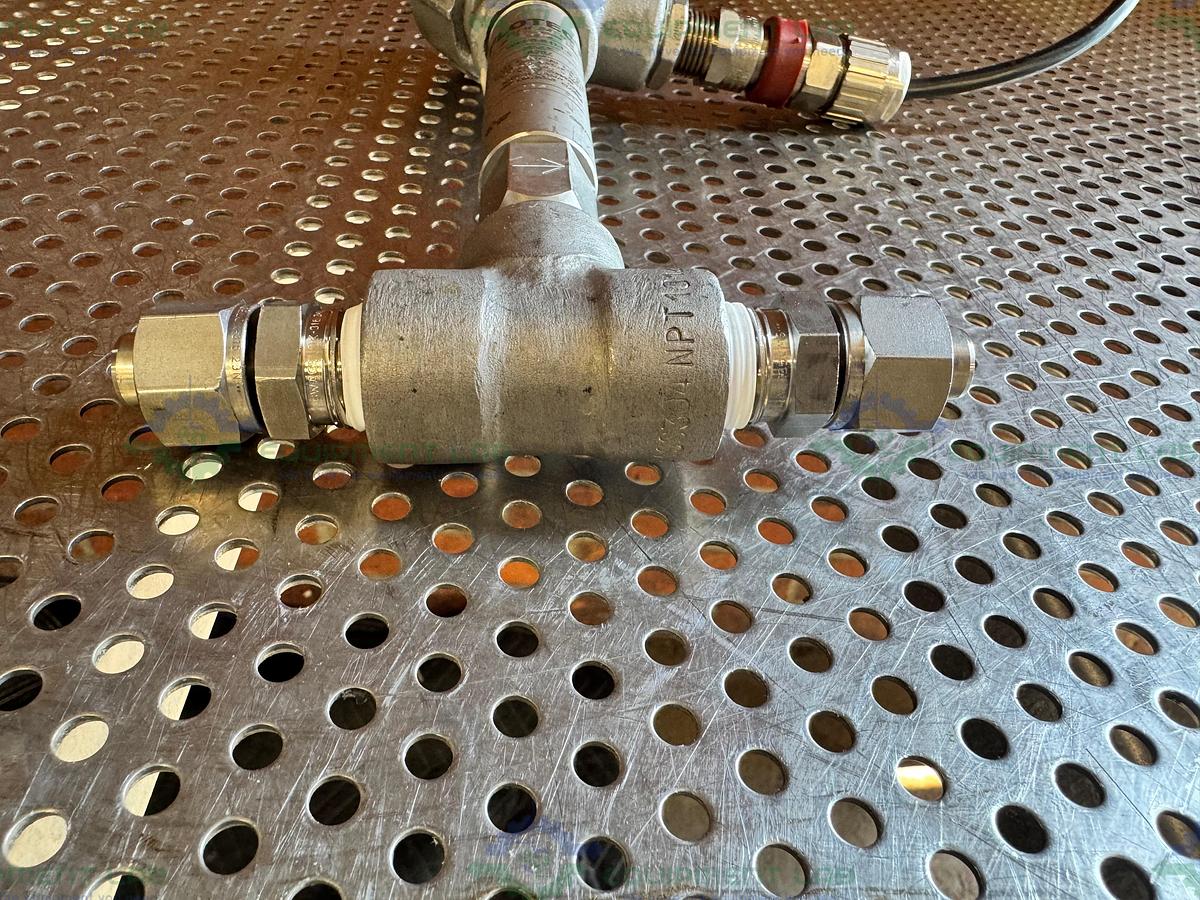 Used Dwyer FlotechT V6EPS-S-D-1-S Flow Switch W/ Crouse Minds LBY25 SA Elbow