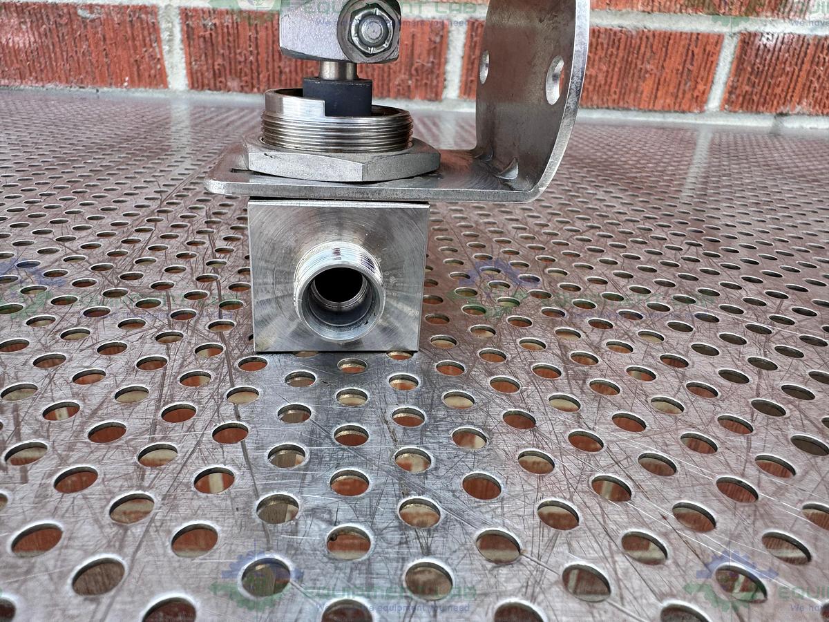 Used Whitey/Swagelok 133 DA Pneumatic Double Acting Actuator 200 PSI w/ SS45S8 Valve