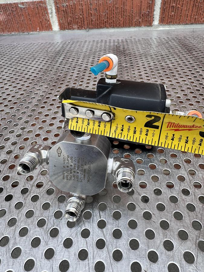 Used Whitey/Swagelok 131 DA Pneumatic Double Acting Actuator w/ SS-43YF2-125 Valve