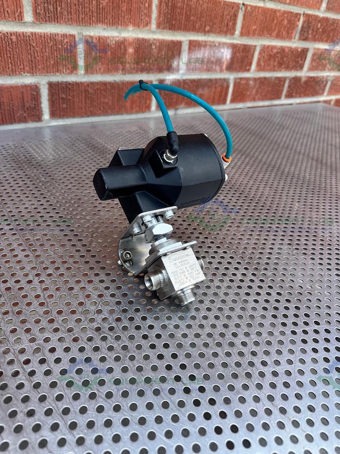 Used Whitey/Swagelok 153 DA Pneumatic Double Acting Actuator 200 PSI w/ SS45XS8 Valve