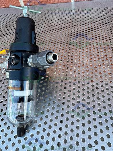 Used Parker 06E21A13AA Pneumatic Filter Regulator w/ Gauge 0-160PSI, Valve