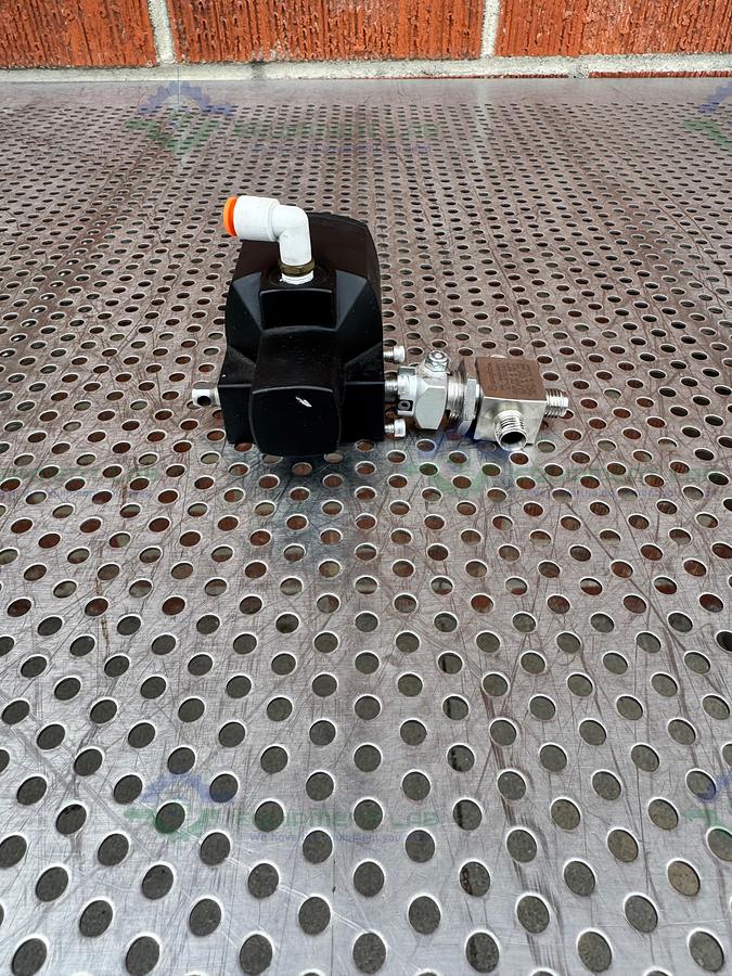 Used Whitey/Swagelok 151 DA Pneumatic Double Acting Actuator 200 PSI w/ SS43XS4 Valve