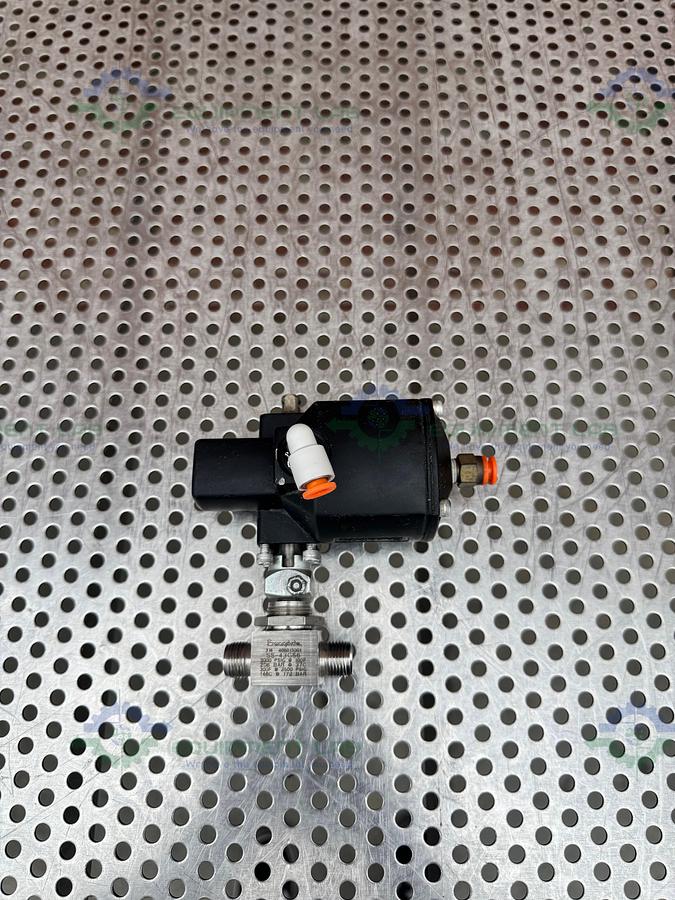 Used Whitey/Swagelok 131 DA Pneumatic Double Acting Actuator 200 PSI w/ SS43GS6 Valve
