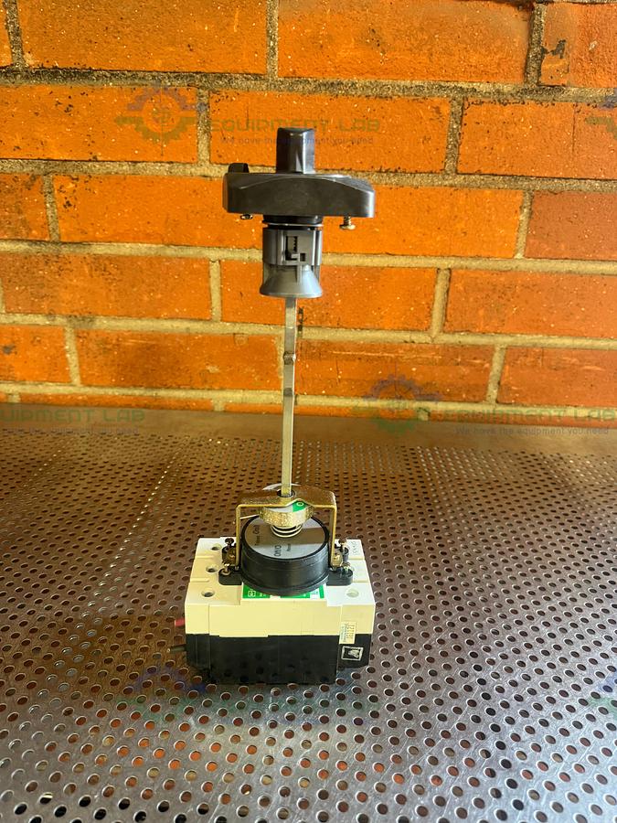Used Cutler Hammer Gi 125 Molded Case Circuit Breaker w/ ON/OFF Knob